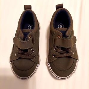 Cat and Jack boys sneakers army green Size 5